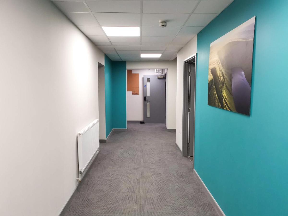 Cwtsh Hostel Swansea Exterior photo A corridor at the University of Roehampton