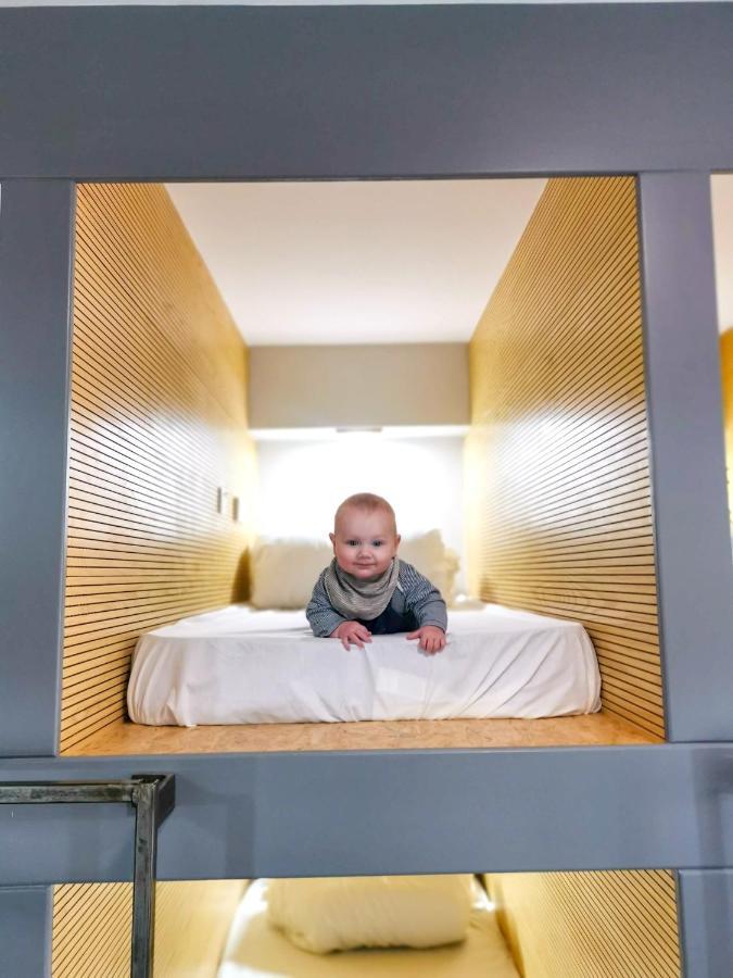 Cwtsh Hostel Swansea Exterior photo A baby in a crib