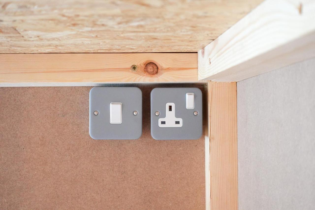 Cwtsh Hostel Swansea Exterior photo A UK light switch and socket